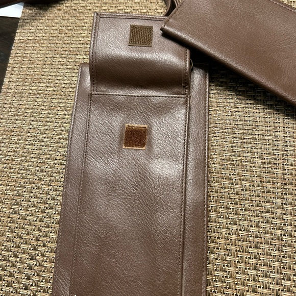 Unbranded crossbody with lots of compartments - Picture 3 of 6